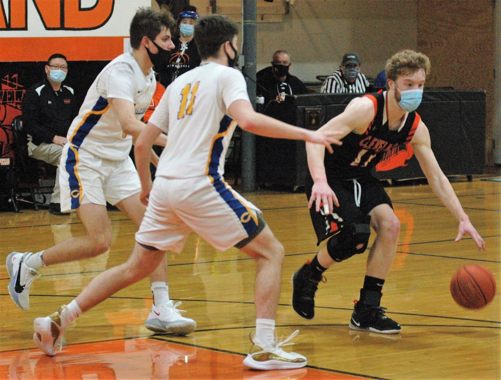 BB Eric Rohlfing dribbles - Copy.JPG